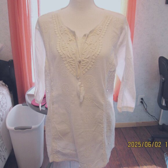 Siya Boho White Eyelet V-Neck, 3/4 Sleeve Top Pit to Pit 23", Length 27.5" - Picture 1 of 7